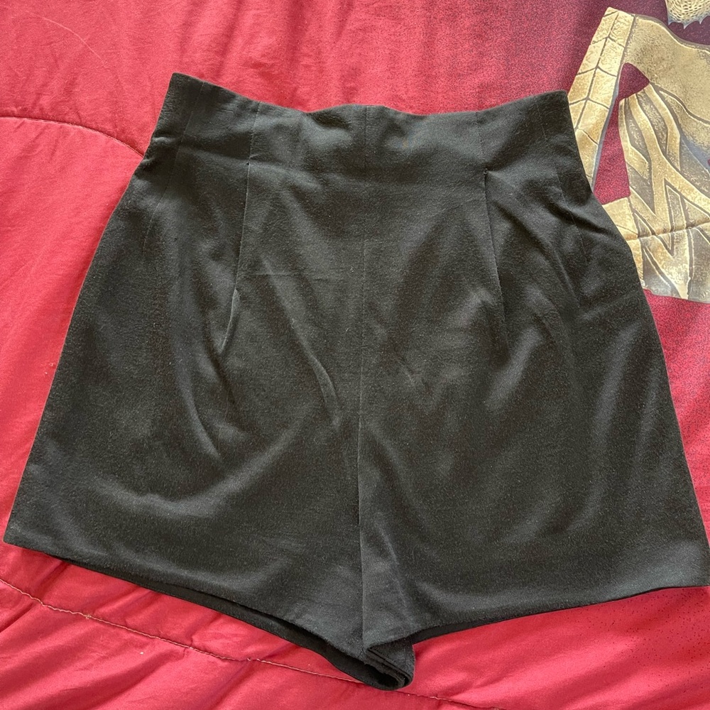 Black High Waist Performance Shorts with Sleek Design